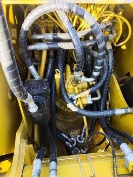 Escavatore usato gatto bruco 320D.