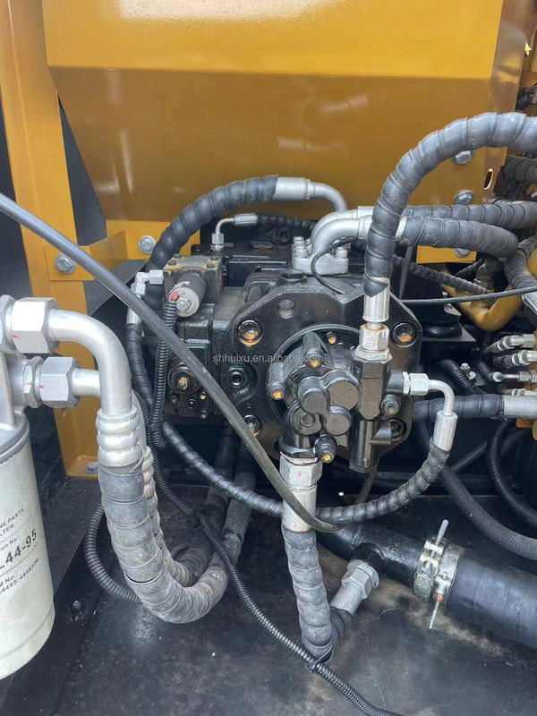 Vendiamo l'escavatore usato sany 135 di marca cinese.