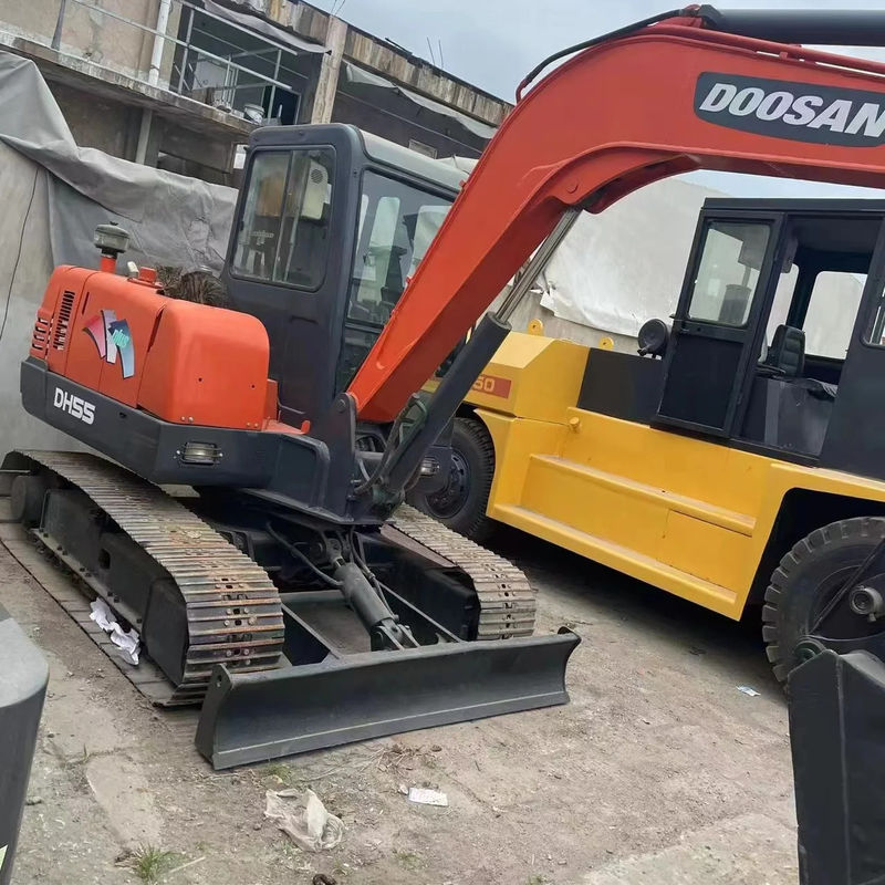 L'escavatore Doushan DH55 originale di seconda mano è in buone condizioni, è robusto e di semplice manutenzione.