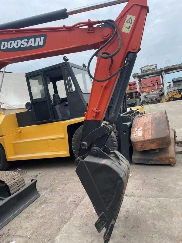 L'escavatore Doushan DH55 originale di seconda mano è in buone condizioni, è robusto e di semplice manutenzione.