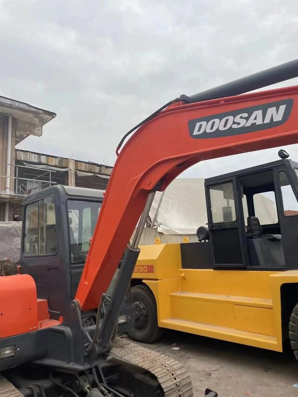 L'escavatore Doushan DH55 originale di seconda mano è in buone condizioni, è robusto e di semplice manutenzione.